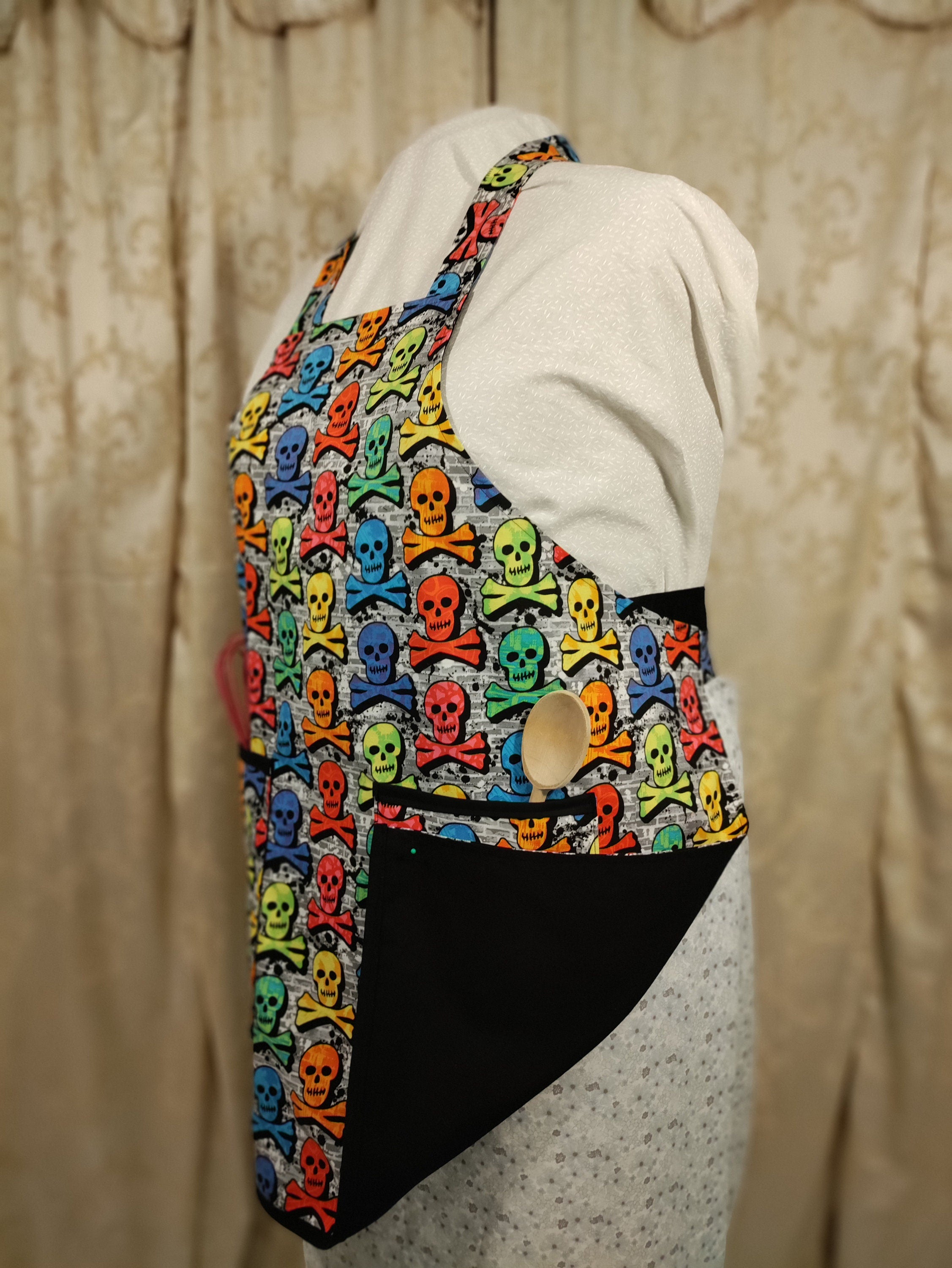 Adult Apron Skull and Cross Bones