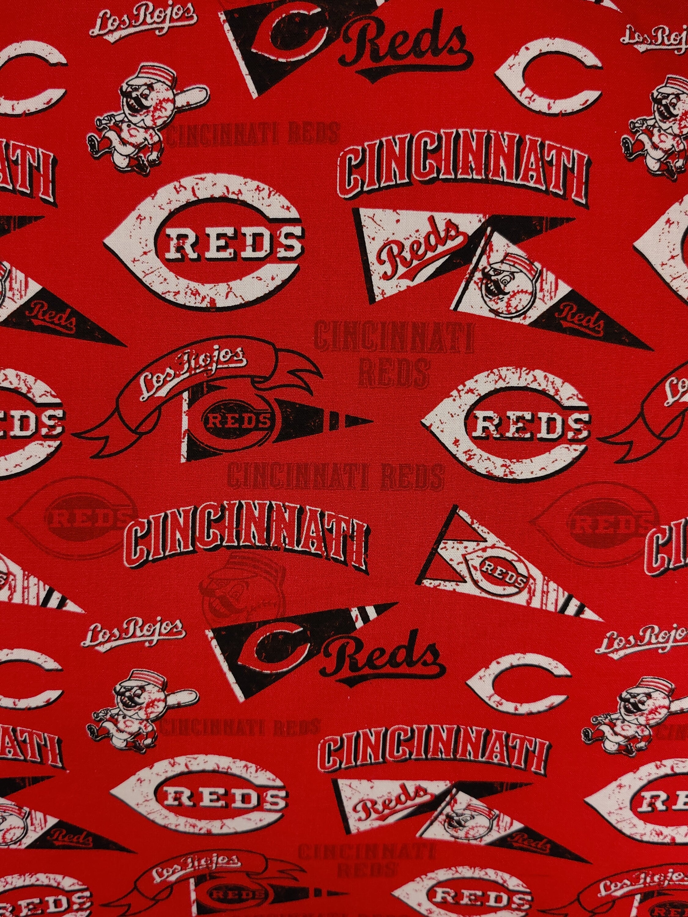 Adult Bib Cincinnati Reds